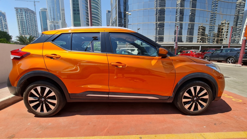 Orange Nissan Kicks 2018